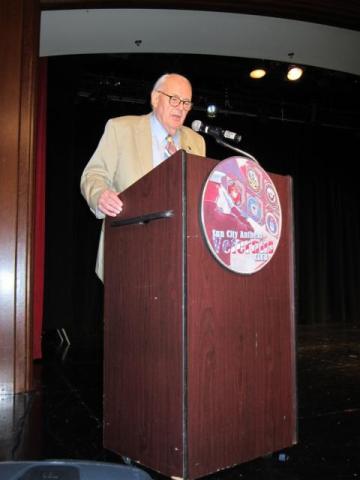 bill campbell address&#039;s the crown at the Aug ICS.jpg
